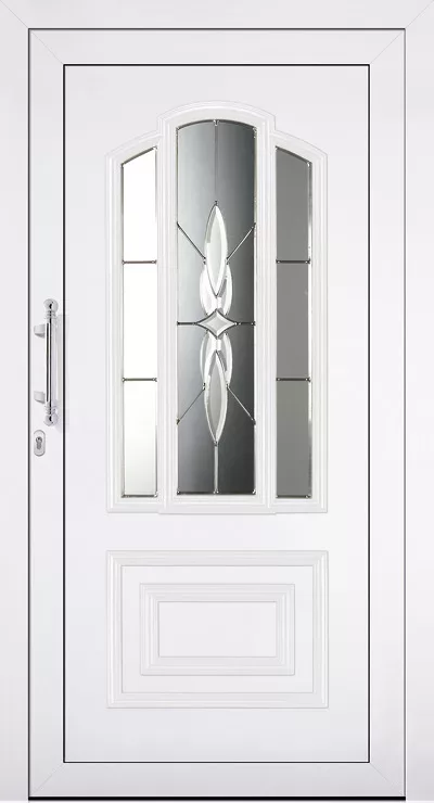 Białe drzwi wejściowe z wypełnieniem drzwiowym Adeco Campus z dużym, łukowym przeszkleniem z dekoracyjnym, fazowanym wzorem i wąskimi bocznymi szybami, podłużnym pochwytem po lewej stronie oraz frezowanym panelem u dołu.