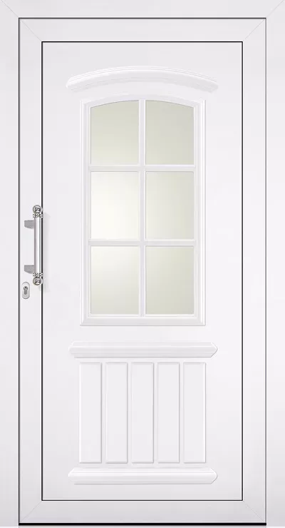 Białe drzwi wejściowe z wypełnieniem drzwiowym Adeco Carmo z satynowym okienkiem o łukowym górnym brzegu podzielonym na sześć pól, pionowym pochwytem po lewej stronie i dolnym panelem ozdobnym z 5 wytłoczeniami pionowymi ograniczonych od góry i dołu poziomymi wytłoczeniami.