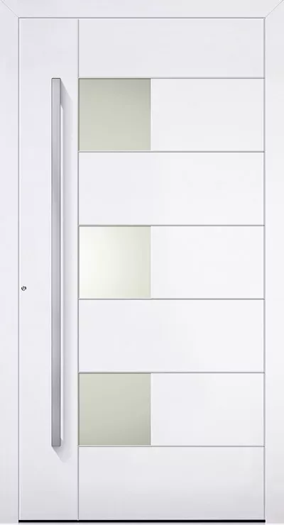 Nowoczesne białe drzwi wejściowe z długim pionowym uchwytem po lewej oraz poziomowymi panelami z trzema matowymi, prostokątnymi przeszkleniami.