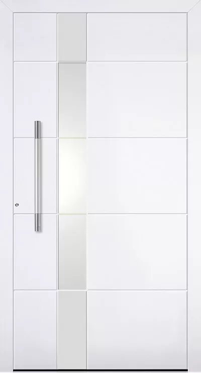 Nowoczesne białe drzwi wejściowe z długim stalowym pochwytem po lewej oraz wąskim pionowym pasem matowego szkła wśród geometrycznych paneli.
