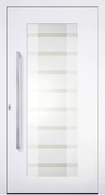Nowoczesne białe drzwi wejściowe z wypełnieniem drzwiowym Adeco Consis z dużą matową szybą z poziomymi pasami i długim metalowym pochwytem po lewej stronie.