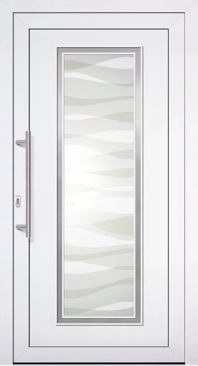 Białe, nowoczesne drzwi wejściowe z wypełnieniem drzwiowym Adeco Delion z wąskim pionowym przeszkleniem o falistym, matowym wzorze i długim pochwytem po lewej stronie.