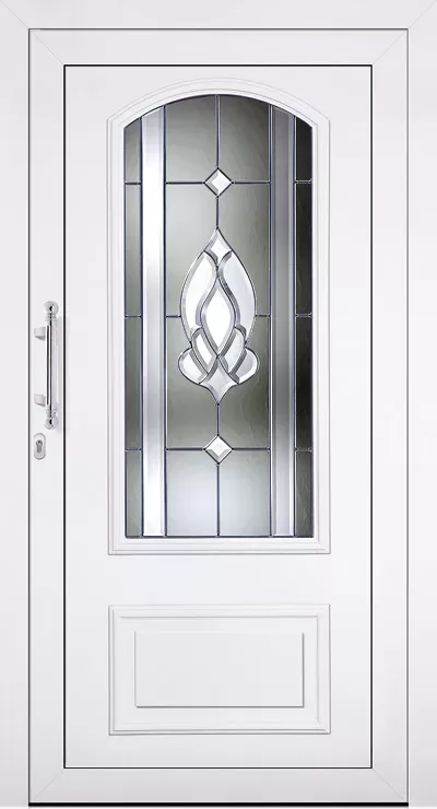 Białe drzwi wejściowe z wypełnieniem drzwiowym Adeco Foehr z pionowym przeszkleniem o łukowym górnym wykończeniu i dekoracyjnym, fazowanym wzorem witrażowym; klamka po lewej, prostokątny panel u dołu.