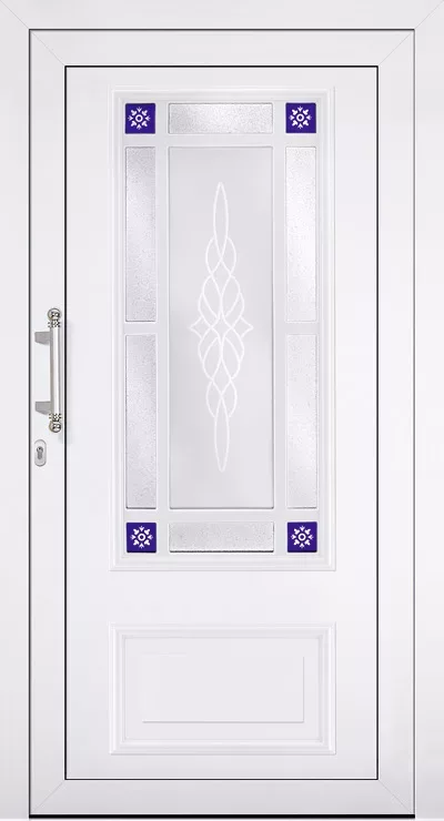 Białe drzwi zewnętrzne z wypełnieniem drzwiowy Adeco Grenada z dużym matowym przeszkleniem z dekoracyjnym, plecionym wzorem oraz niebieskimi kwadratami z kwiatki w narożnikach; pochwyt drzwiowy po lewej stronie.
