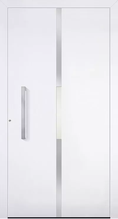 Minimalistyczne białe drzwi wejściowe z wąskim pionowym przeszkleniem pośrodku i długim metalowym uchwytem po lewej stronie.