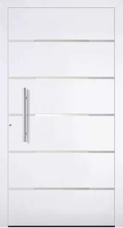Nowoczesne białe drzwi wejściowe bez przeszkleń, z poziomymi metalicznymi wstawkami i długim pionowym uchwytem ze stali po lewej stronie.