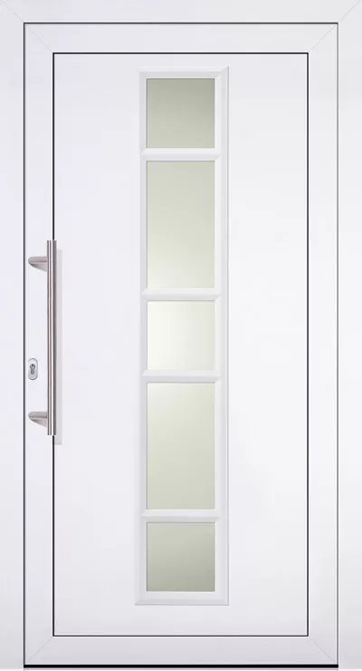 Białe, nowoczesne drzwi wejściowe z wypełnieniem drzwiowym Adeco Magenta z wąskim pionowym pasem pięciu mlecznych szyb i długim metalowym pochwytem po lewej stronie.