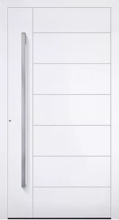 Białe nowoczesne drzwi wejściowe z poziomymi przetłoczeniami i długim pionowym uchwytem po lewej stronie.