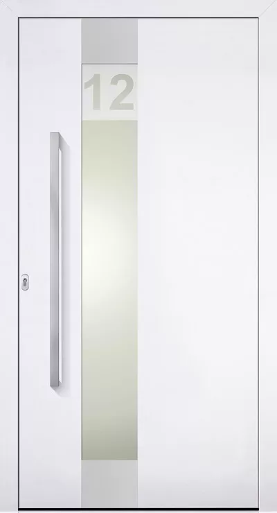 Nowoczesne białe drzwi wejściowe z wypełnieniem drzwiowym Adeco Numira z wąską matową szybą z numerem 12 u góry i długim pionowym pochwytem ze stali po lewej stronie.