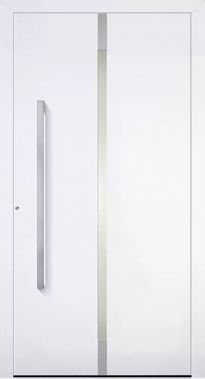 Nowoczesne białe drzwi wejściowe z długim metalowym uchwytem po lewej i wąskim pionowym przeszkleniem pośrodku.