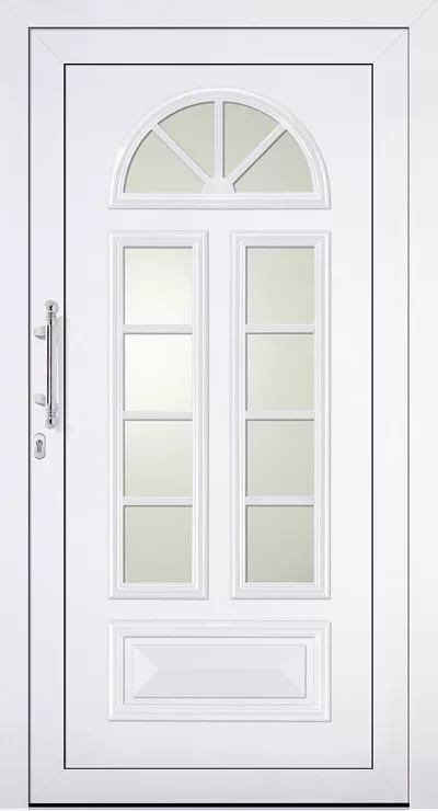 Białe drzwi wejściowe z wypełnieniem Adeco Rom, wyposażone w górne półkoliste naświetle oraz dwa wąskie pionowe przeszklenia z dekoracyjnymi podziałami. Po lewej stronie znajduje się metalowa klamka, a w dolnej części drzwi umieszczono ozdobny panel.