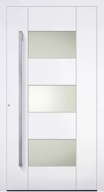 Nowoczesne białe drzwi wejściowe z długim pionowym uchwytem i trzema matowymi, poziomymi przeszkleniami pośrodku.