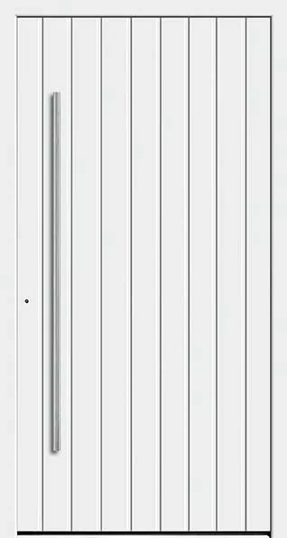 Białe, nowoczesne drzwi z pionowymi panelami i długim, metalowym uchwytem po lewej stronie.