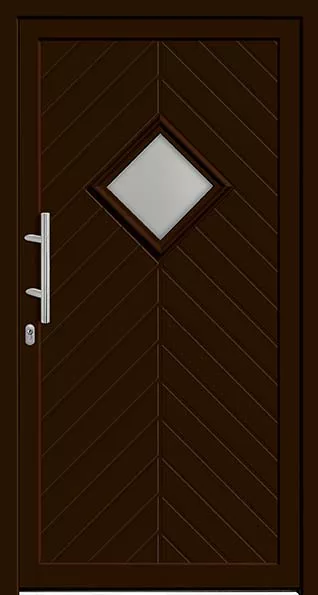 Ciemnobrązowe drzwi wejściowe w nowoczesnym stylu, z ukośnym wzorem paneli w jodełkę, romboidalnym matowym okienkiem pośrodku i długim srebrnym uchwytem po lewej stronie.