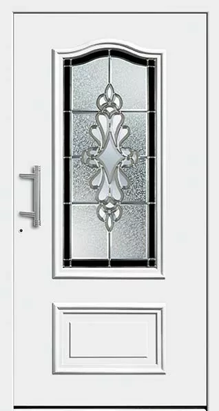 Białe drzwi wejściowe z pionowym dekoracyjnym przeszkleniem o ornamentalnym wzorze z matowego i przezroczystego szkła, srebrnym uchwytem po lewej i prostokątnym panelem na dole.