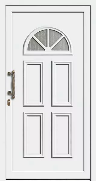 Białe drzwi wejściowe z sześcioma kasetonami i półokrągłym, szprosowanym okienkiem u góry, z dekoracyjnym pionowym pochwytem i zamkiem po lewej stronie.