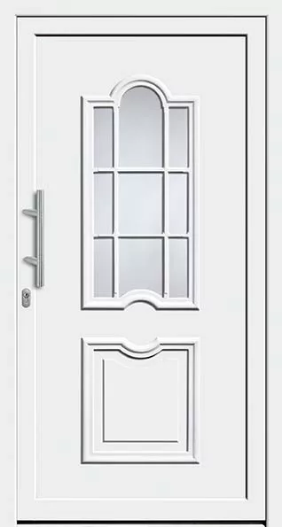 Białe drzwi wejściowe z wąskim przeszkleniem z łukiem u góry i szprosami, dolnym frezowanym panelem oraz srebrnym pionowym uchwytem po lewej.
