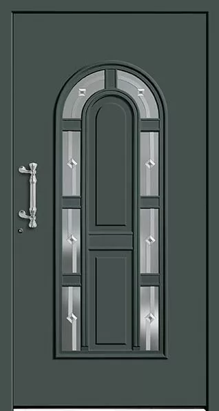 Ciemnoszare drzwi wejściowe z wąskim, wysokim przeszkleniem w kształcie łuku z fazowanymi szybkami i diamentowymi akcentami oraz pionowym pochwytem po lewej stronie.