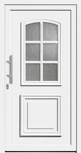 Białe drzwi wejściowe z okienkiem z sześcioma matowymi szybkami pod łukiem, prostokątną płyciną poniżej i pionową klamką po lewej.