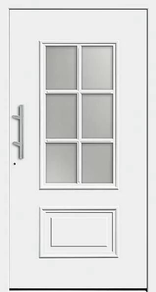 Białe drzwi wejściowe z pionową srebrną klamką po lewej, okienkiem z sześcioma matowymi szybami i ozdobnym dolnym panelem.