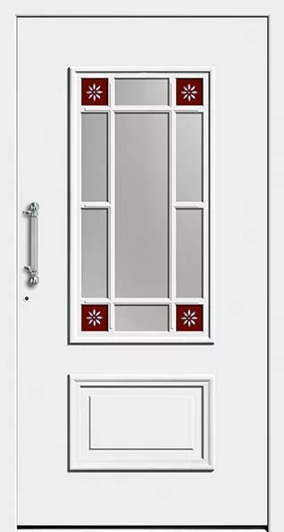Białe drzwi wejściowe z pionowym przeszklonym panelem ze szprosami, czerwonymi narożnymi szybami z motywem gwiazdki i metalową klamką po lewej.