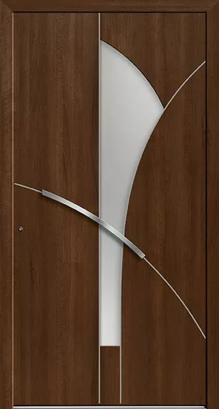 Nowoczesne drzwi w kolorze ciemnego orzecha z pionowym, mlecznym przeszkleniem o falistym kształcie i srebrnymi, łukowymi listwami przecinającymi panel.