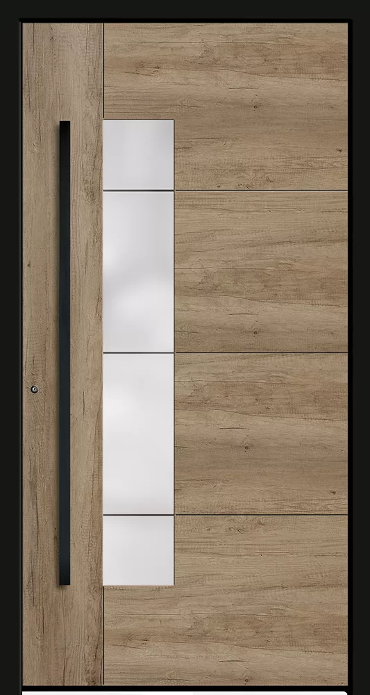 Nowoczesne drewnopodobne drzwi wejściowe z poziomymi panelami, pionowym pasem czterech prostokątnych przeszkleń i długim czarnym uchwytem po lewej, w czarnej ramie.