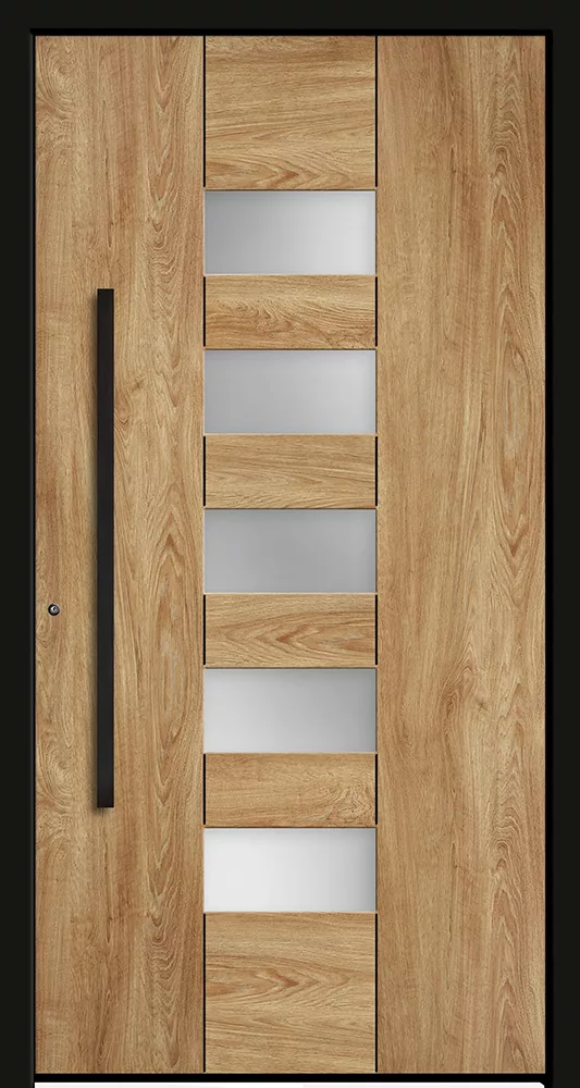 Nowoczesne drzwi wejściowe w jasnym drewnie, z długą czarną pionową klamką po lewej i centralnym pasem z naprzemiennych poziomych paneli drewnianych i matowych szyb w czarnej ramie.
