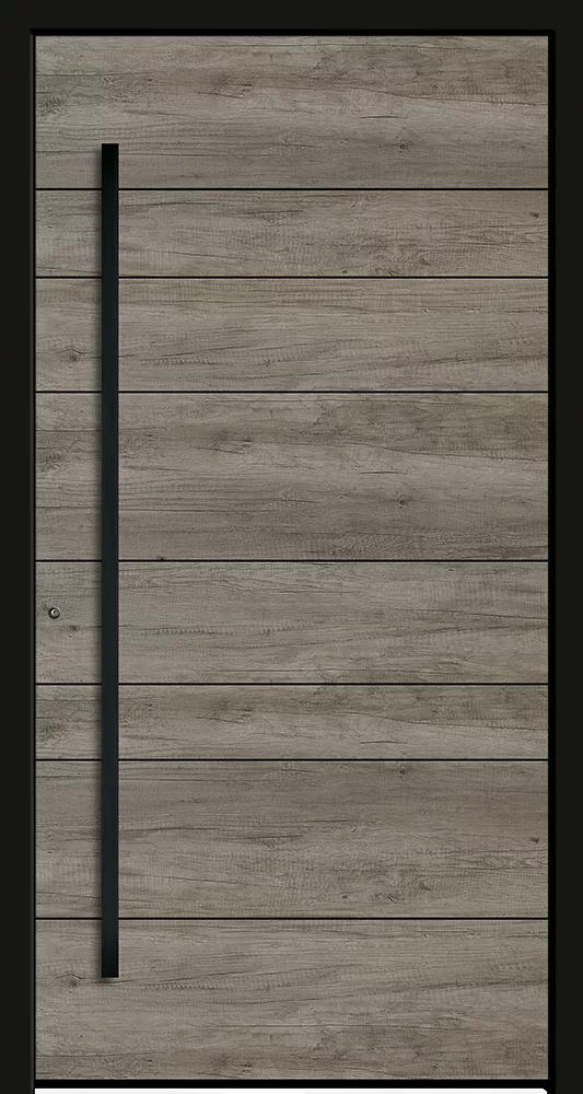 Nowoczesne drzwi z poziomych desek w szarobrązowym drewnie, z długim czarnym pionowym uchwytem po lewej i czarną ramą.