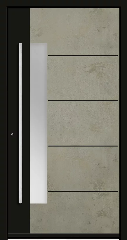 Nowoczesne drzwi wejściowe w czarnej ramie: szara płyta o fakturze betonu z czterema poziomymi przetłoczeniami, wąskie matowe przeszklenie po lewej oraz długi pionowy stalowy uchwyt.