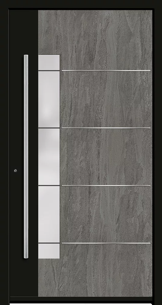 Nowoczesne drzwi wejściowe: szary panel imitujący kamień z czterema poziomymi listwami, pionowym pasem matowego szkła po lewej i wysokim srebrnym pochwytem, w czarnej ramie.