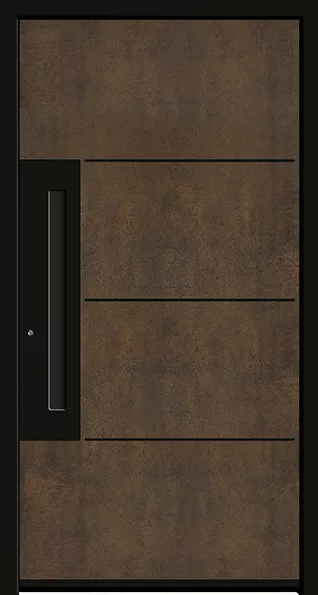Nowoczesne drzwi wejściowe w rdzawobrązowym wykończeniu przypominającym corten, z trzema poziomymi frezami, czarną ramą i lewym bocznym panelem z długim pionowym uchwytem.