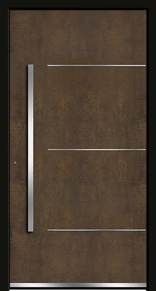 Nowoczesne brązowe drzwi wejściowe z rdzawym wykończeniem, długim pionowym uchwytem po lewej oraz trzema cienkimi poziomymi wstawkami metalowymi i listwą u dołu.