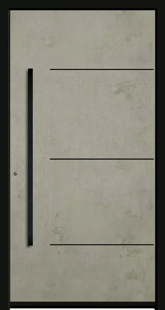 Nowoczesne drzwi wejściowe w betonowej okleinie, z wąską czarną pionową klamką po lewej i trzema poziomymi nacięciami, w czarnej ramie.