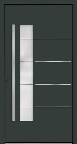 Nowoczesne, grafitowe drzwi wejściowe z długim pionowym pochwytem, pasem z pięciu matowych przeszkleń po lewej i czterema wąskimi poziomymi listwami dekoracyjnymi po prawej.