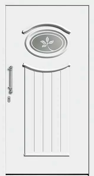 Białe drzwi wejściowe z owalnym przeszkleniem z motywem liści, pionowym płycinowaniem oraz srebrną klamką i zamkiem po lewej stronie.