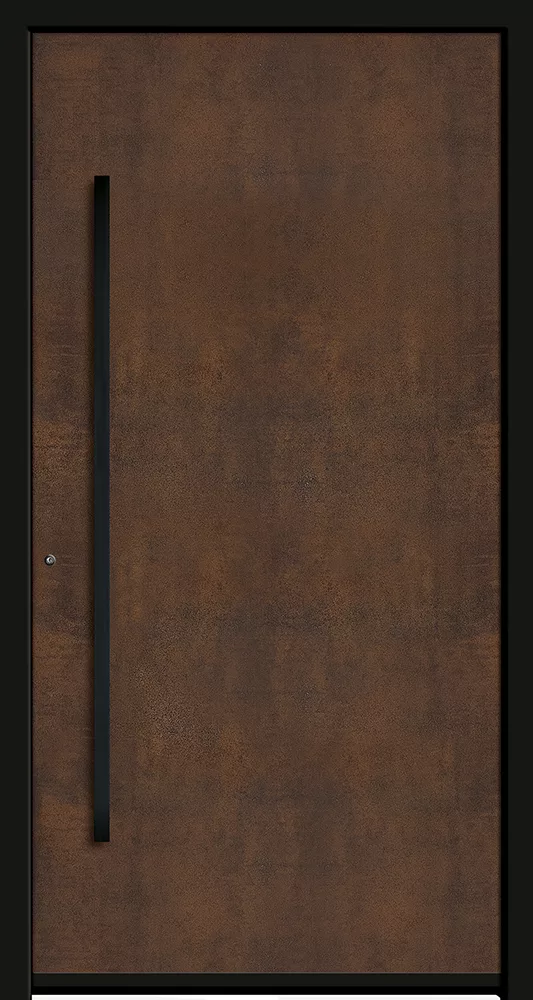 Minimalistyczne drzwi wejściowe w rdzawo‑brązowym, metalicznym wykończeniu przypominającym stal corten, z długim czarnym pionowym uchwytem po lewej, małym wizjerem i czarną ramą.
