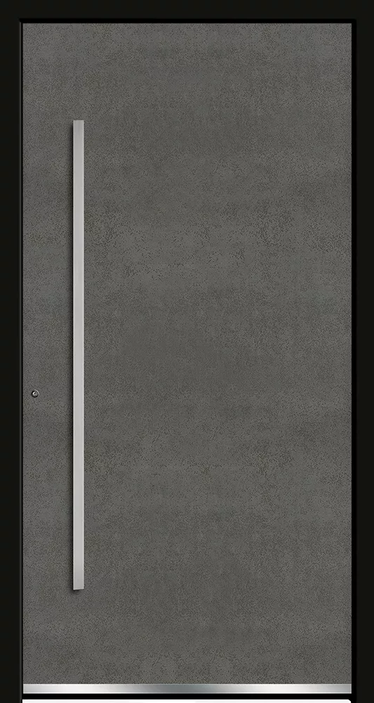 Minimalistyczne, ciemnoszare drzwi wejściowe o fakturze betonu z długim pionowym uchwytem ze stali po lewej i metalowym progiem.