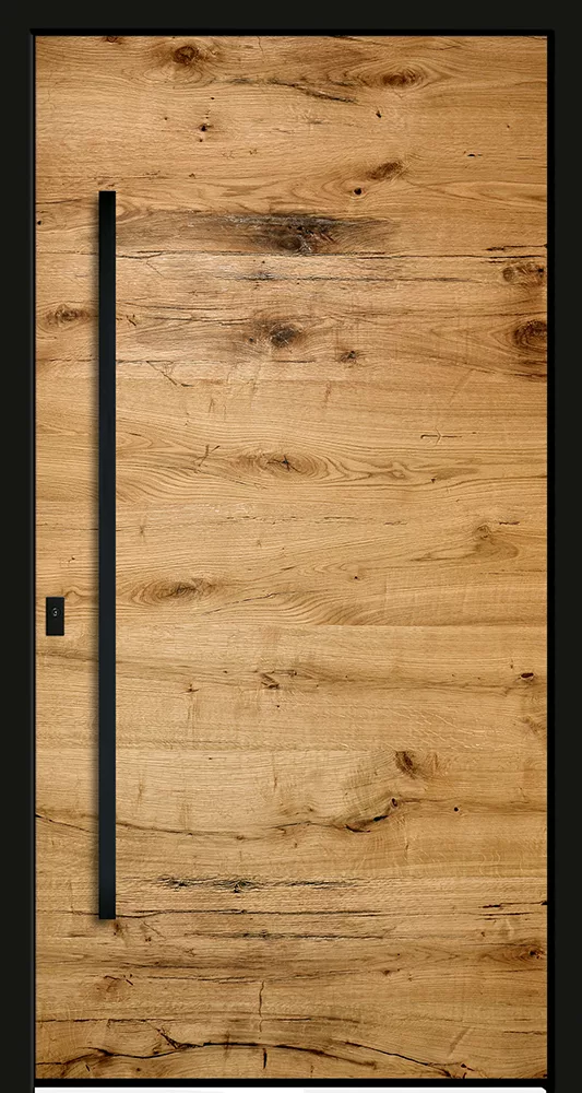 Nowoczesne, jasnodrewniane drzwi o rustykalnym usłojeniu z długim czarnym pionowym uchwytem po lewej, małym prostokątnym zamkiem i czarną ramą.
