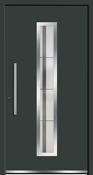 Ciemnoszare, nowoczesne drzwi wejściowe z długą pionową klamką po lewej i wąskim przeszkleniem w metalowej ramie pośrodku, podzielonym na cztery segmenty.