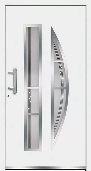 Nowoczesne białe drzwi wejściowe z pionowym metalowym uchwytem i dwoma przeszkleniami: wąskim prostokątnym po lewej oraz wysokim, łukowym po prawej z dekoracyjnymi liniami.