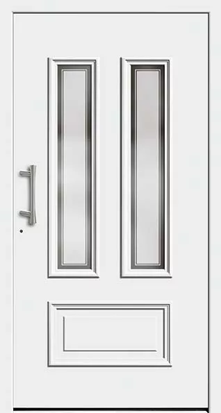 Białe drzwi wejściowe z dwoma wąskimi, pionowymi przeszkleniami, srebrnym pionowym uchwytem po lewej i ozdobnym dolnym panelem.