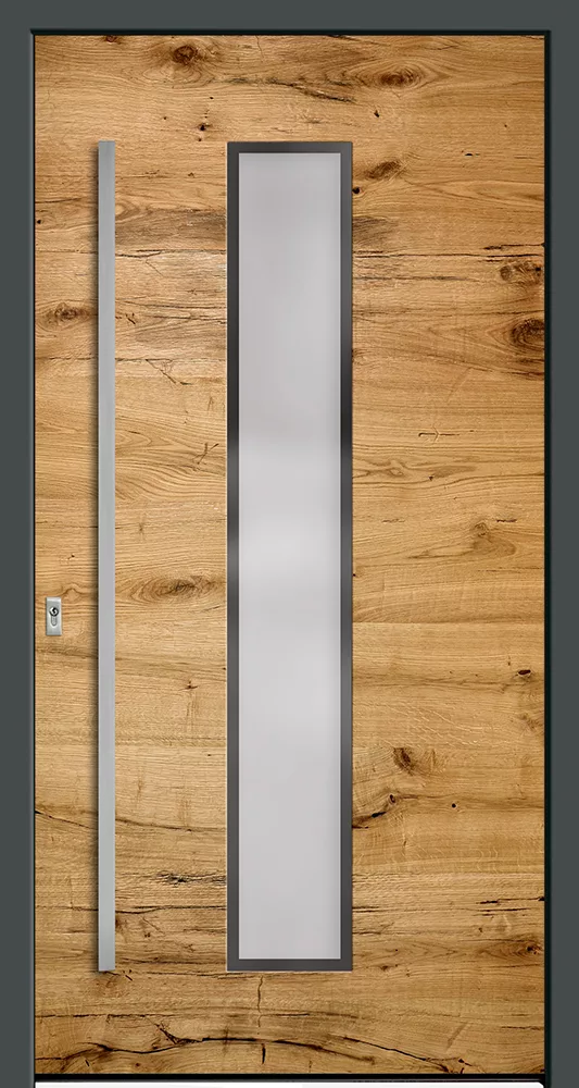 Nowoczesne drzwi z jasnego drewna o rustykalnym rysunku, z wąskim pionowym przeszkleniem mlecznym pośrodku, długim metalowym uchwytem i zamkiem po lewej, w grafitowej ramie.