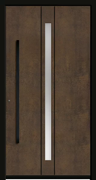 Nowoczesne drzwi zewnętrzne w rdzawobrązowym wykończeniu corten, z wąskim pionowym przeszkleniem i długim, wpuszczanym uchwytem, w czarnej ościeżnicy.