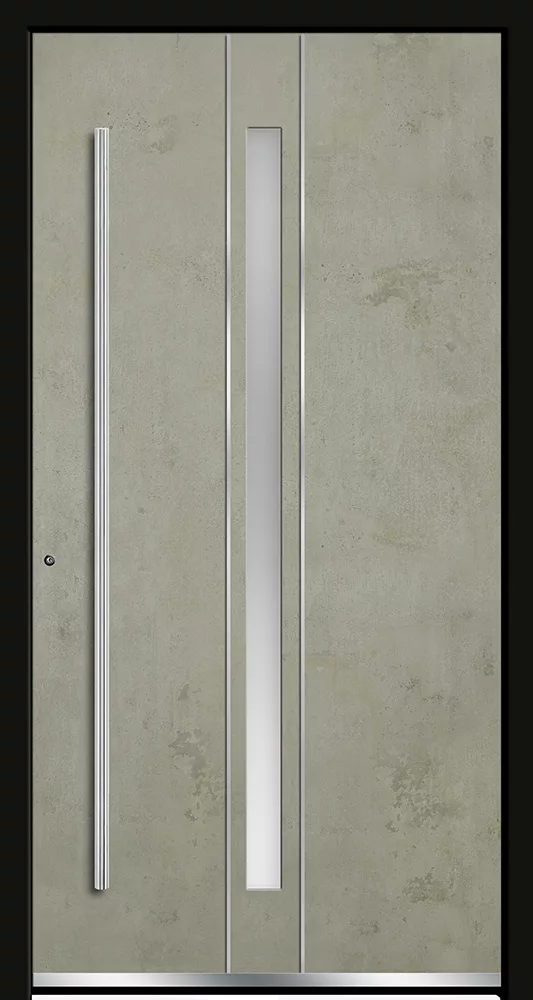 Nowoczesne, szare drzwi wejściowe o betonowej fakturze z wąskim pionowym przeszkleniem i długim metalowym uchwytem po lewej stronie.