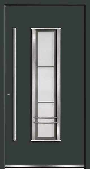 Nowoczesne, ciemnoszare drzwi wejściowe z długim pionowym przeszkleniem z matowego szkła w stalowej ramie (podzielonym na trzy sekcje), wąskim wysokim uchwytem po lewej i dwiema poziomymi listwami dekoracyjnymi u dołu.