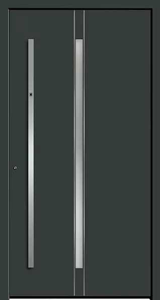 Ciemnoszare, nowoczesne drzwi wejściowe z długim pionowym uchwytem po lewej i wąskim, matowym przeszkleniem biegnącym wzdłuż prawej części skrzydła.