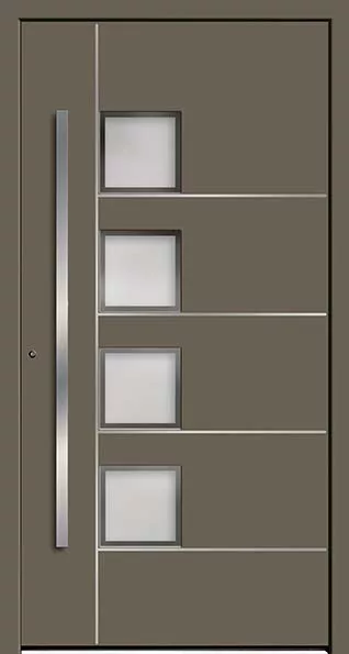 Nowoczesne szarobrązowe drzwi wejściowe z pionowym metalowym uchwytem po lewej i czterema kwadratowymi, matowymi przeszkleniami ułożonymi pionowo po prawej, z poziomymi listwami dekoracyjnymi.