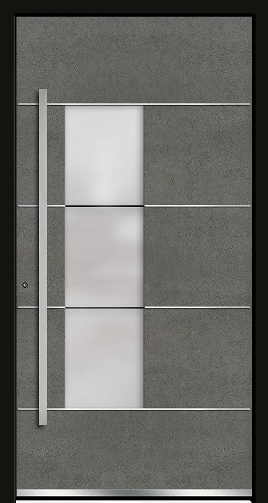 Nowoczesne, grafitowe drzwi wejściowe z trzema pionowo ułożonymi, matowymi przeszkleniami pośrodku, długim pionowym uchwytem po lewej i poziomymi metalowymi listwami.