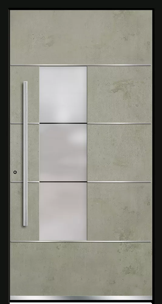 Nowoczesne szare drzwi wejściowe o betonowej fakturze z trzema pionowo ułożonymi matowymi przeszkleniami pośrodku, długim pionowym uchwytem z lewej strony i poziomymi metalowymi listwami.